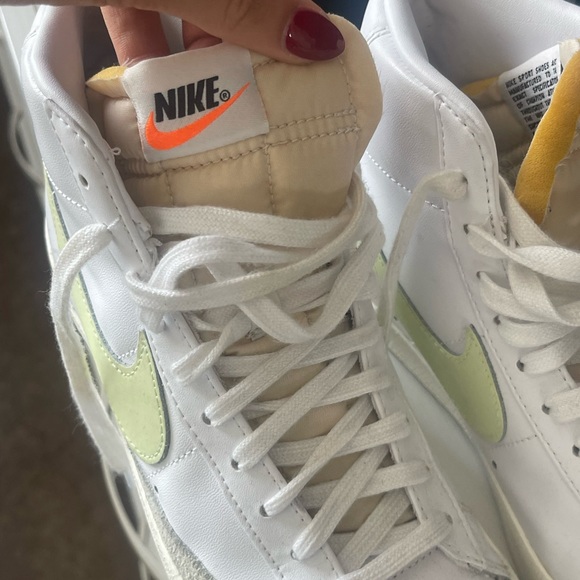 LADIES 8.5 NIKES-WORN ONCE - Picture 4 of 4